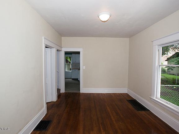 3rd image of 548 Pettibone Ave NW
