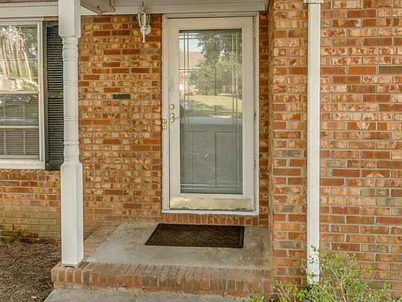 4th image of 209 Seven Oaks Ln