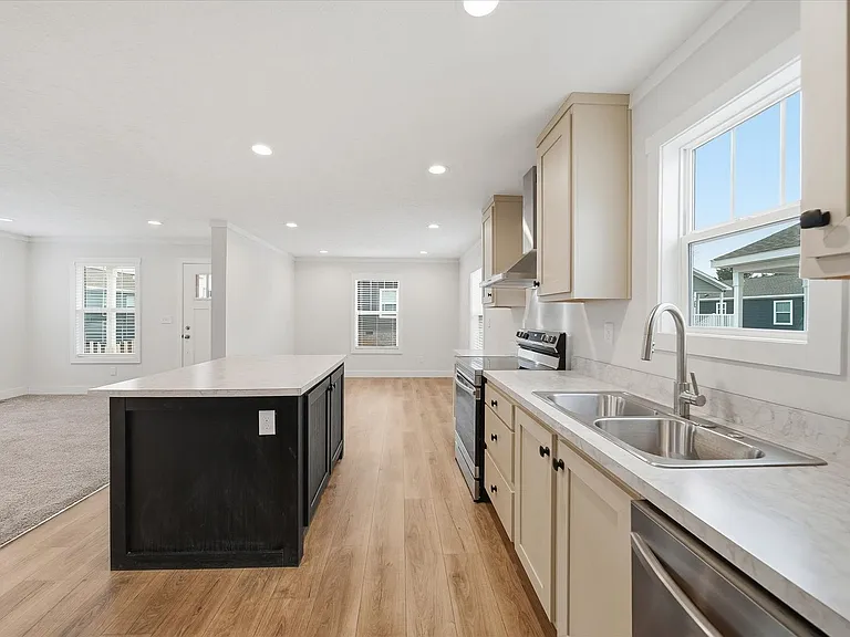 2110 24th St NE — Photo 2
