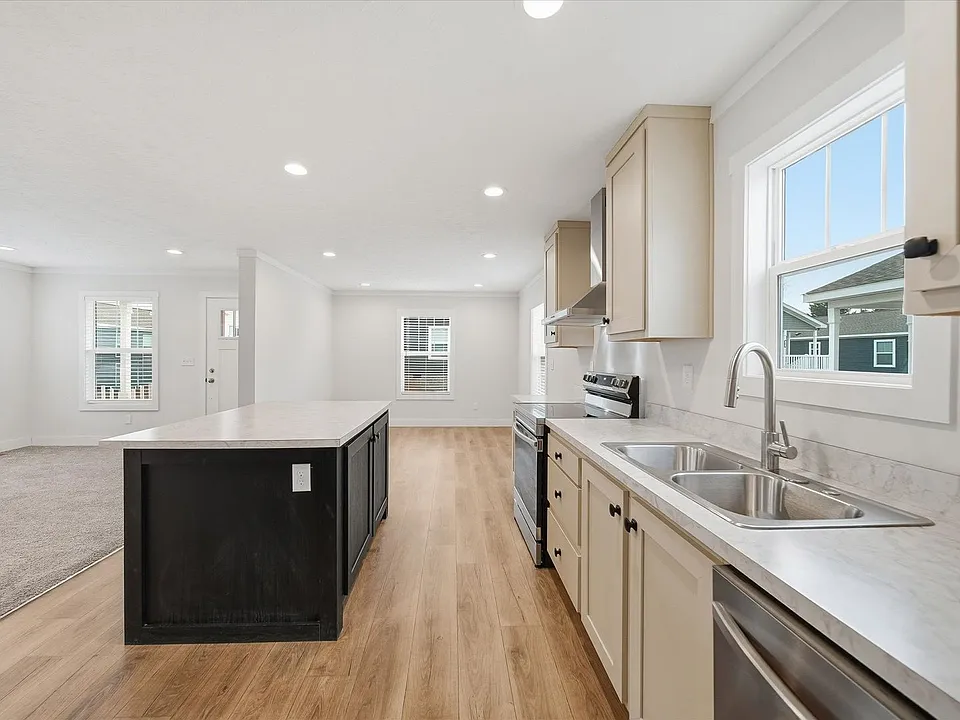 2110 24th St NE