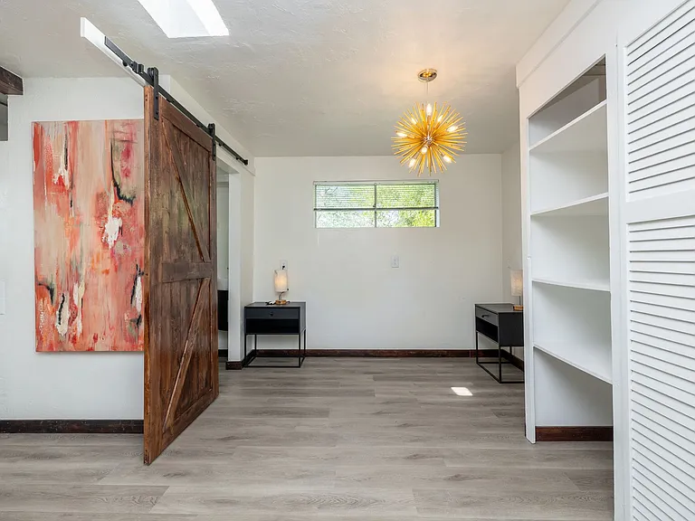 239 N Warren Ave — Photo 10