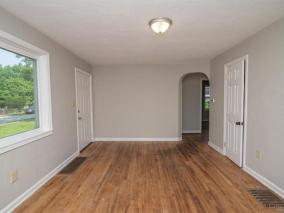 3rd image of 2213 Carolina St