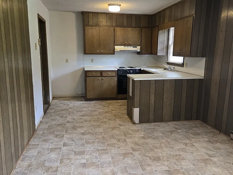 1540 Willoughby Dr — Photo 2