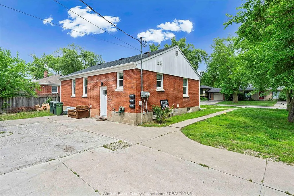 3 bed, $2,000 — Photo 2