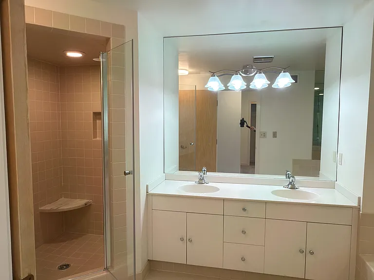 Chelsea Condos — Photo 61