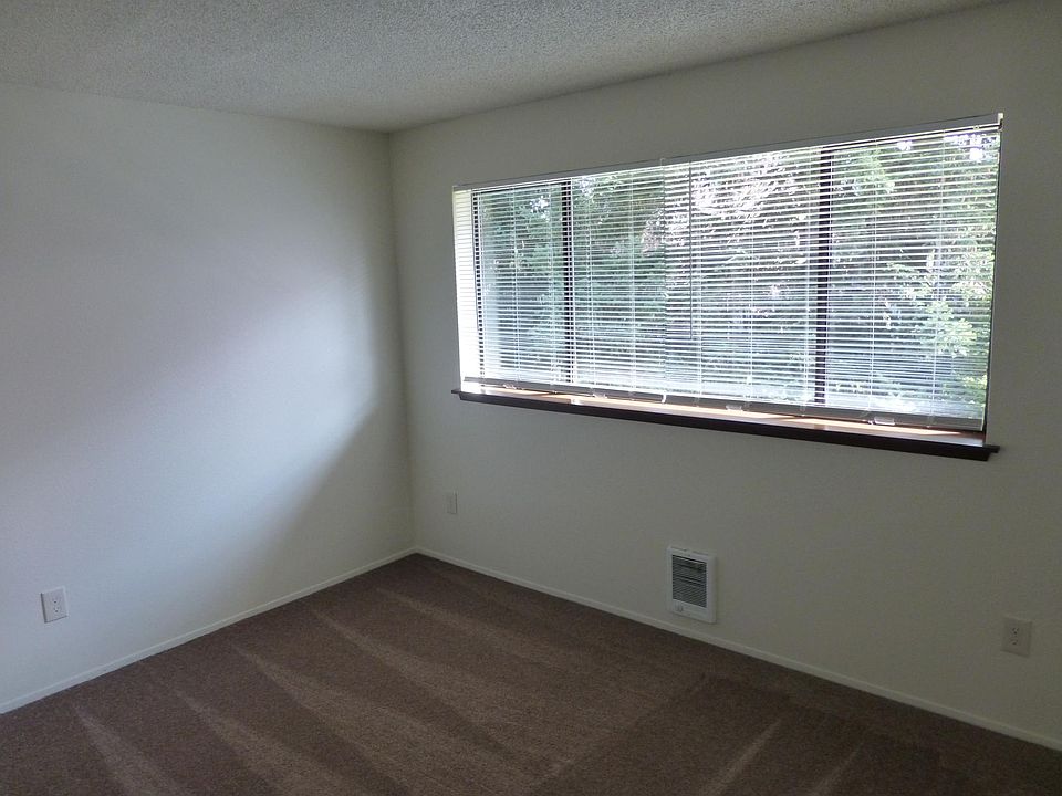 Bedroom 1- 9.5' x 12'