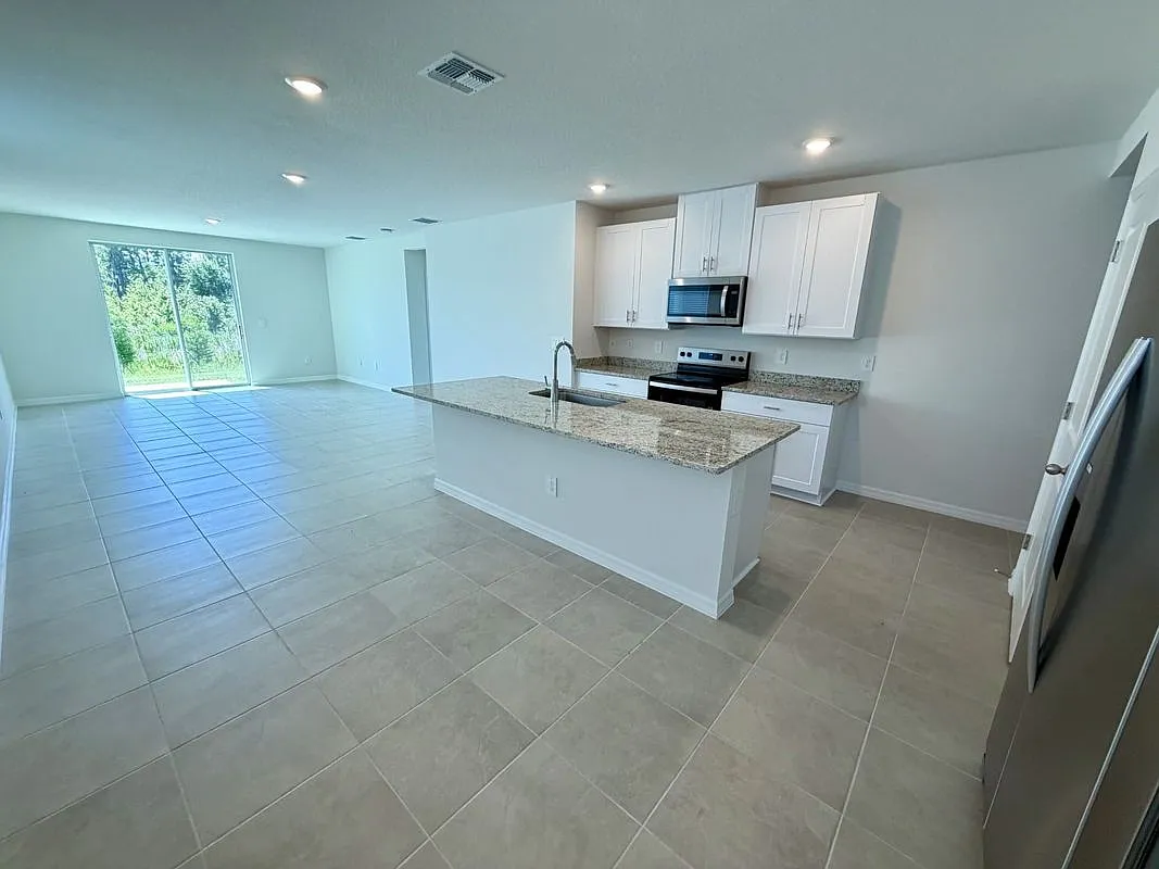 4 bed, 2.0 bath, 1687 sqft, $2,495 — Photo 4