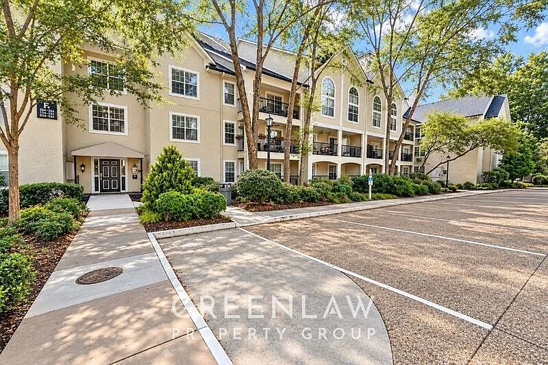 1 bed, 1.0 bath, 696 sqft, $1,375 — Photo 2