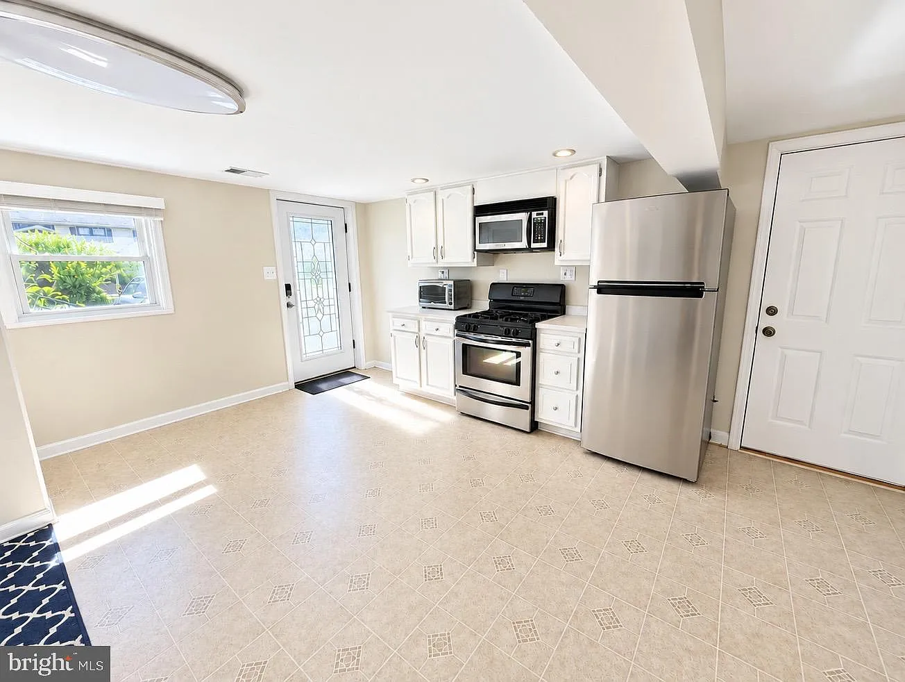 2 bed, 1.0 bath, 1800 sqft, $2,500 — Photo 1