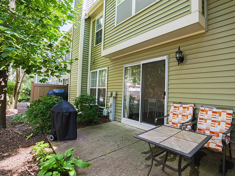 1049 Talbots Ln — Photo 22