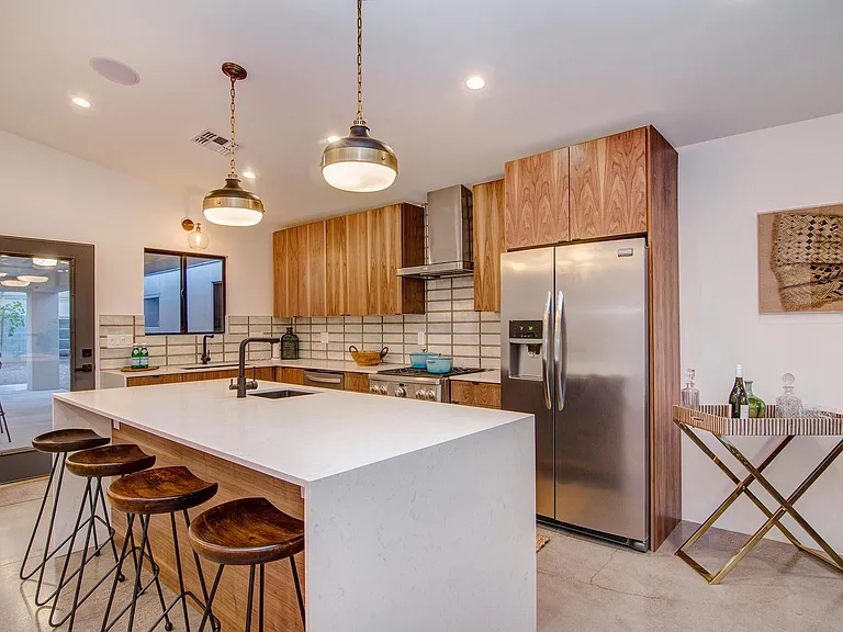 1022 E Indianola Ave — Photo 4