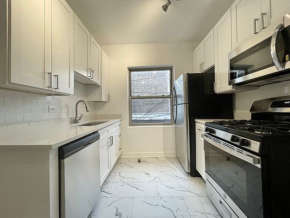 3rd image of 1446 W Winnemac Ave #1B