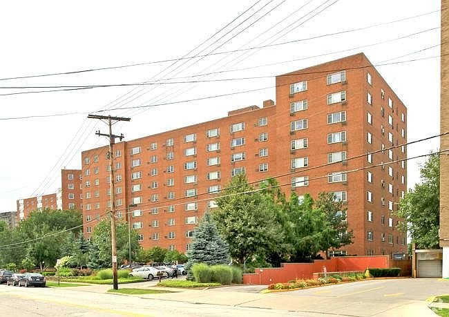 1st image of 11820 Edgewater Dr APT 807