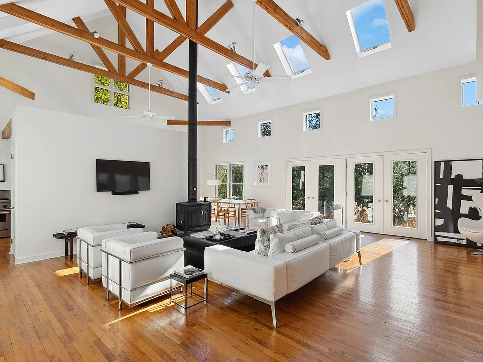 3 Rolling Wood Ln