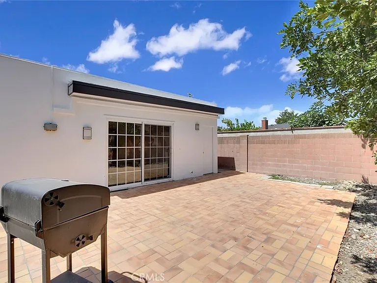 1015 E Walnut Ave — Photo 33