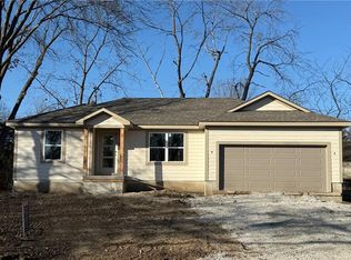 626 NW Village Dr, Lees Summit, MO 64063