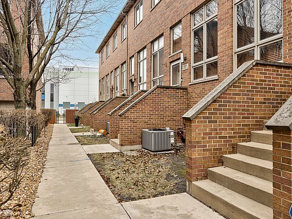 3rd image of 6816 W 65th St APT 5