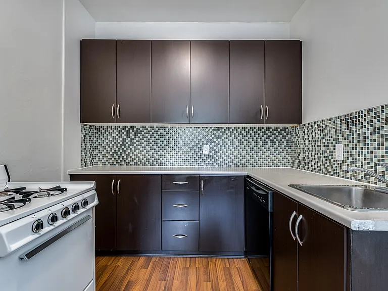 935 Jervis St — Photo 12
