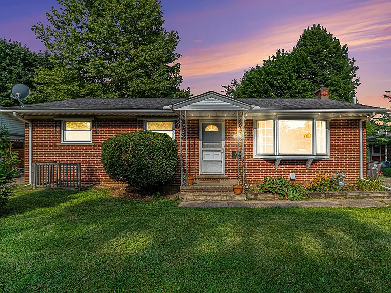 1035 N Maple Rd — Photo 2