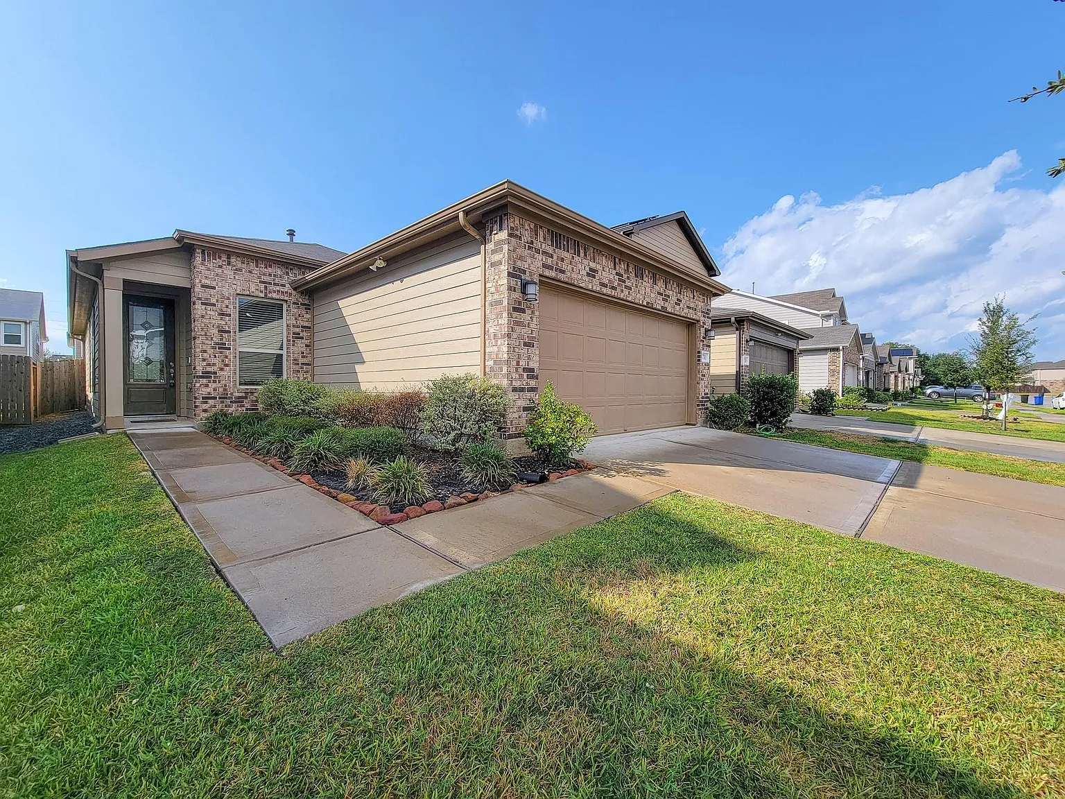 3 bed, 2.0 bath, 1655 sqft, $2,000 — Photo 2