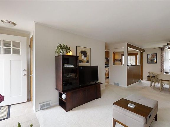 4th image of 360 Evans St