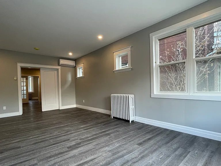11 Grosvenor Ave S — Photo 7