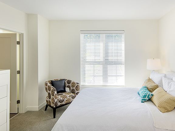 Airy & Light King-Sized Bedrooms