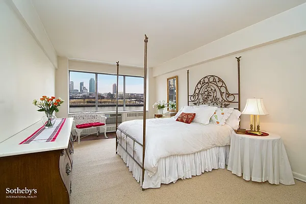 Sold by Sotheby's International Realty | media 6