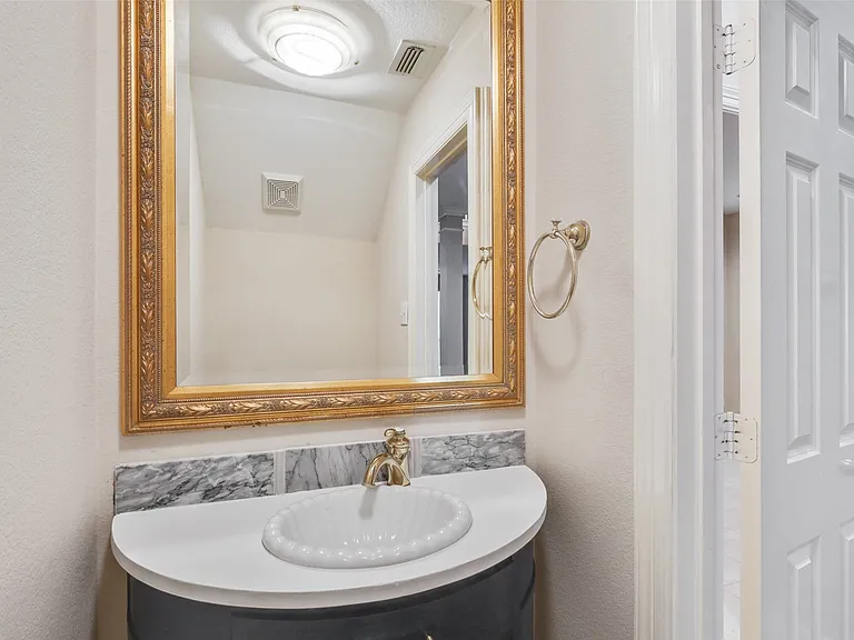 1007 W Bluff St — Photo 12