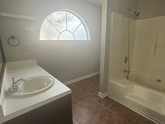 3rd image of 11 Canterbury Dr