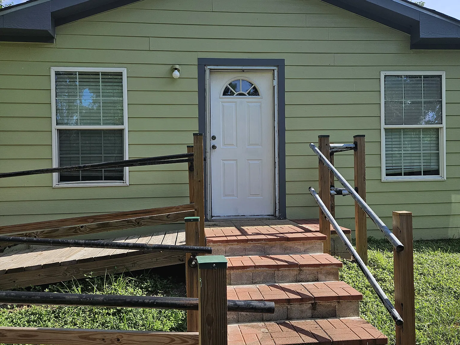 3 bed, 1200 sqft, $1,350 — Photo 3