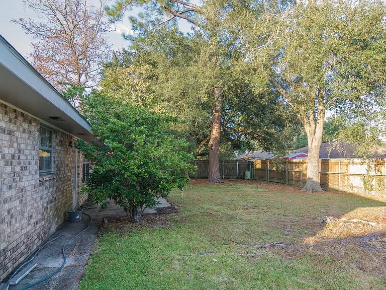 111 Valencia Dr — Photo 12