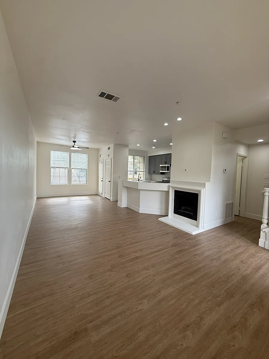 Building Photo - 488 W Summerfield Cir #1
