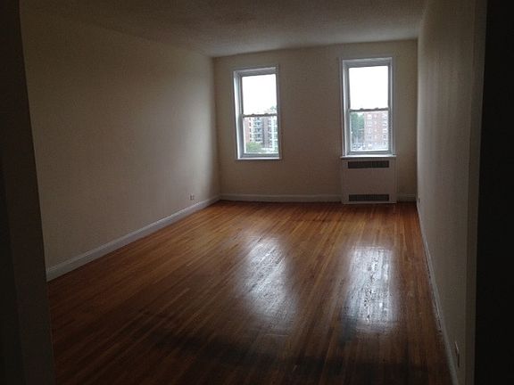 2nd image of 555 W 231st St