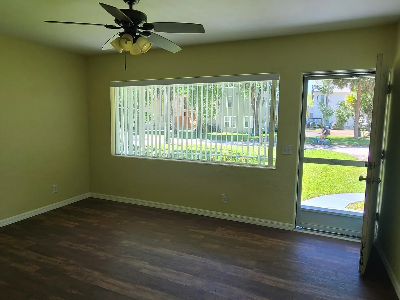 3 bed, 2.0 bath, 1127 sqft, $2,095 — Photo 2