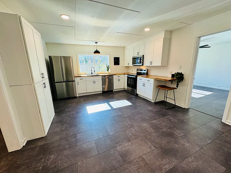818 Maple Ave SW #2 — Photo 3
