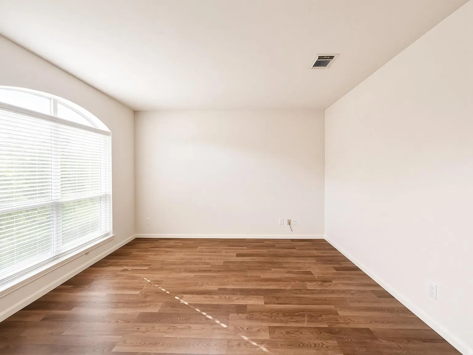 4 bed, 2.5 bath, 3385 sqft, $2,700 — Photo 3