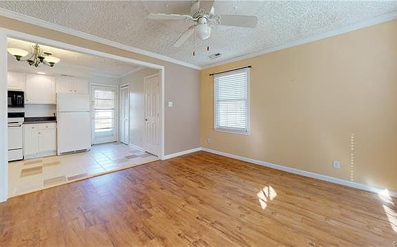 4th image of 2402 Beck Dr