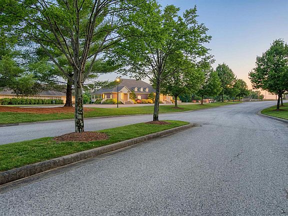 4th image of 280 Persimmon Cir