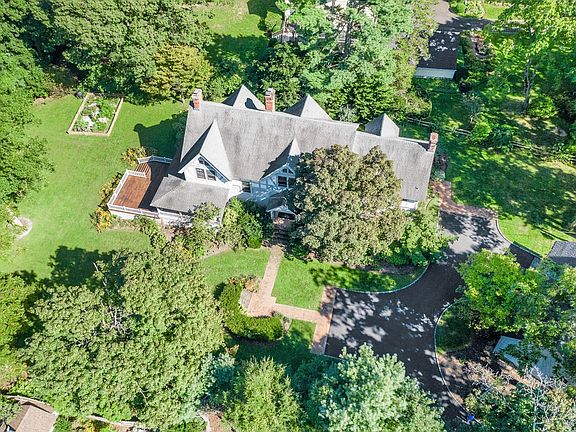 200 Bay Avenue in Bay Crest