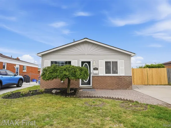 28005 Gladstone St, Saint Clair Shores, MI 48081