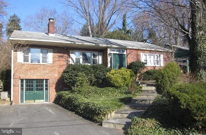 2701 Lorcom Ln — Photo 2