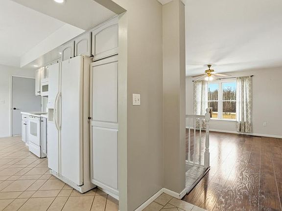 5th image of 2142 Colwood Rd