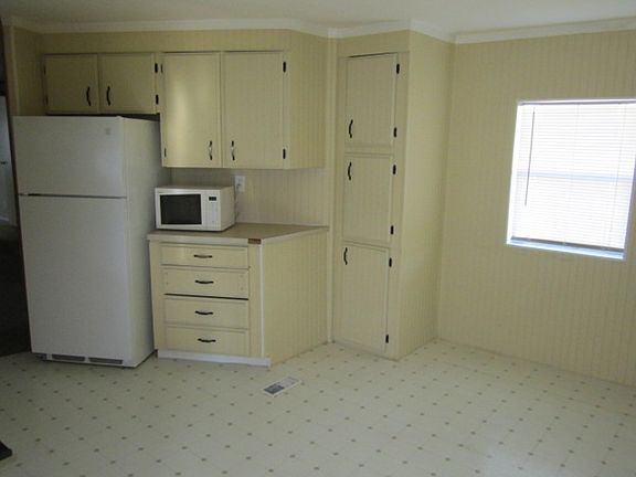 3rd image of 356 Eland Dr