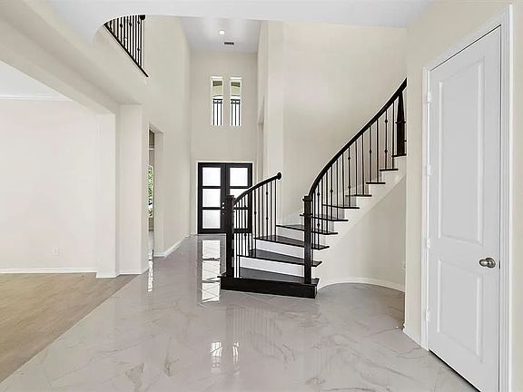 3rd image of 10007 Oakwood Trl