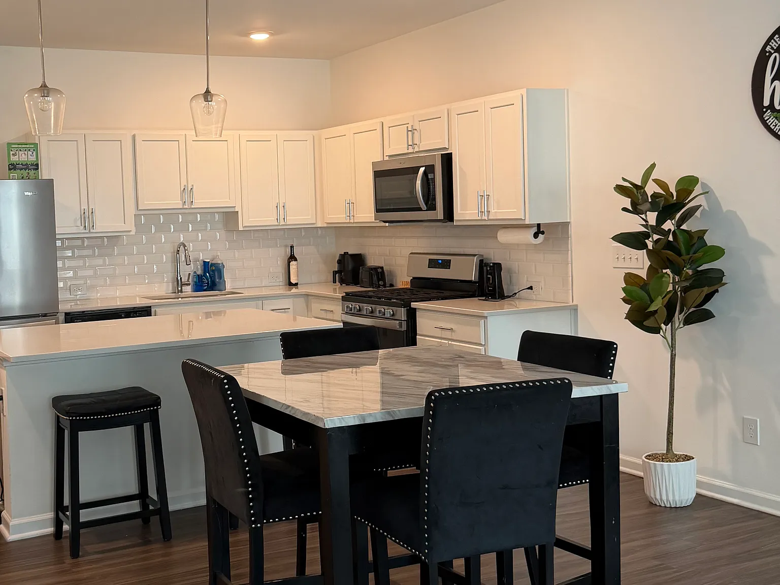 3 bed, 2.5 bath, 1748 sqft, $2,400 — Photo 3
