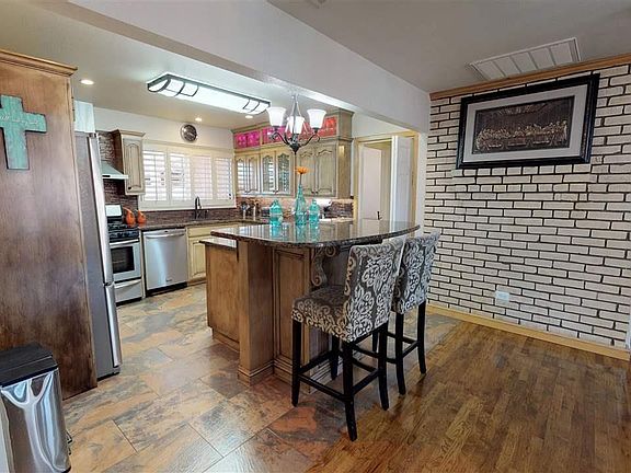 5th image of 1802 E Rose Ln