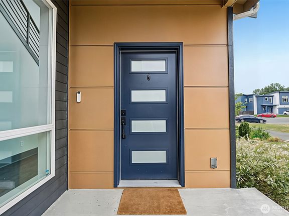 3rd image of 121 Palisades Place