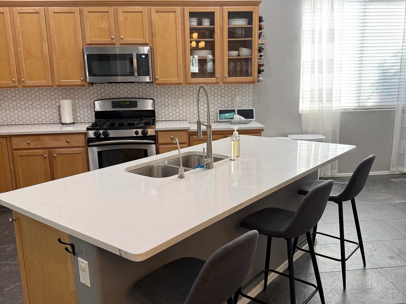 4 bed, 2338 sqft, $2,700 — Photo 2