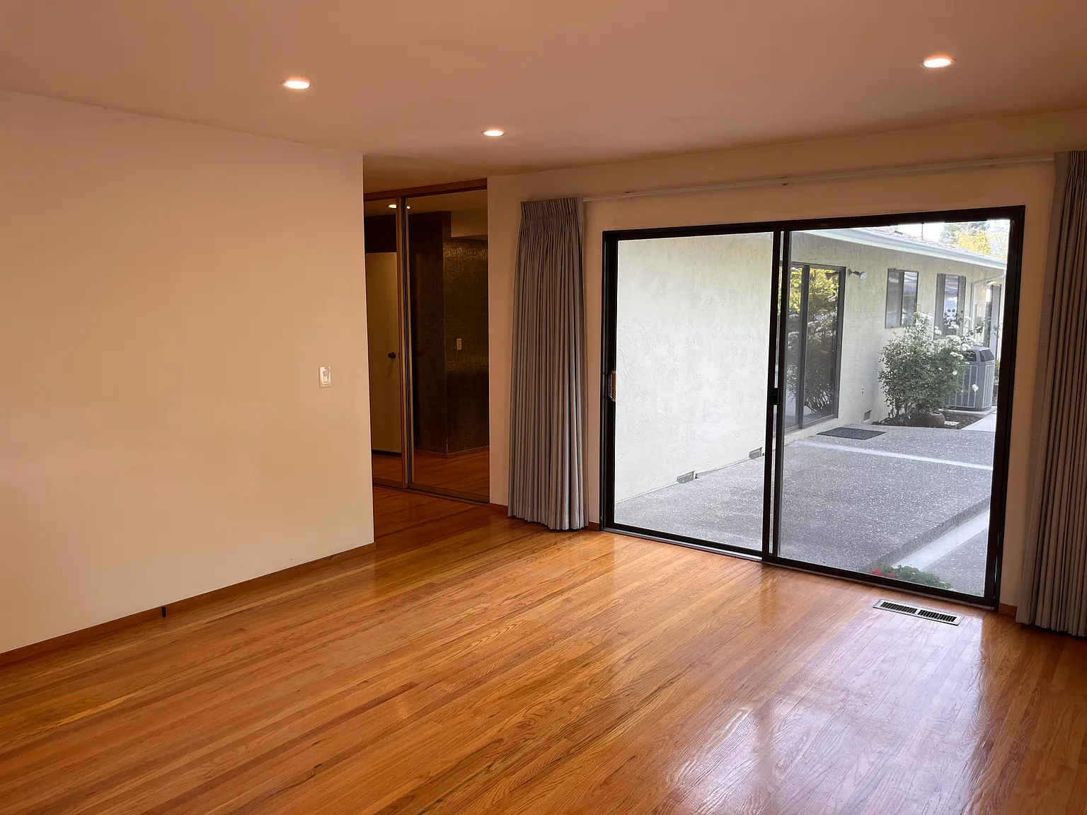6 bed, 2733 sqft, $6,300 — Photo 4